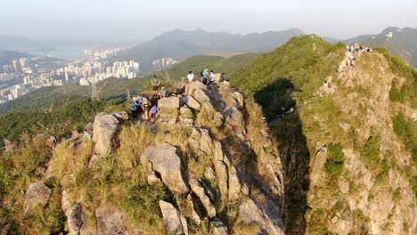 Lugareños-Y-Turistas-Sentados-En-La-Cresta-De-Lion-Rock-Con-Vistas-Al-Horizonte-De-Hong-Kong