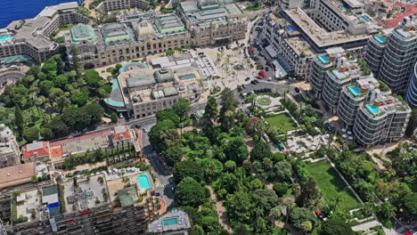 Monaco-Aerial-V22-Aus-Der-Vogelperspektive-über-Die-Nachbarschaft-In-Richtung-Des-Mittelmeers,-Das-Das-Stadtbild-Der-Innenstadt-Und-Die-Legendären-Casinos-Einfängt---Juli-2021