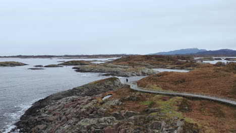 Menschen,-Die-Auf-Einem-Weg-Am-Rand-Einer-Klippe-An-Der-Atlantic-Ocean-Road-In-Norwegen-Spazieren-Gehen