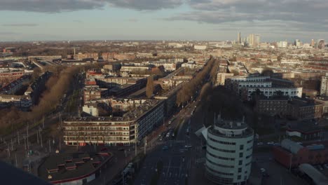 Top-down-ansicht-Des-Verkehrs-In-Rotterdam,-Niederlande-Bei-Sonnenuntergang