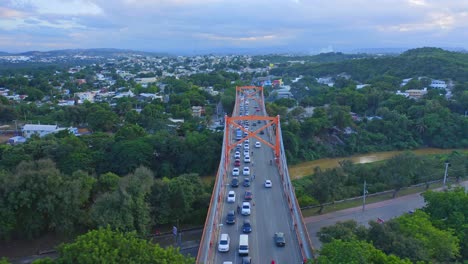 Starker-Verkehr-In-Einer-Richtung-Auf-Hermanos-Patiño-Bridge,-Dominikanische-Republik