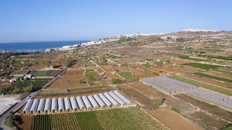 Landwirtschaftliches-Gebiet-Mit-Feldern,-Getreide-Und-Silos-In-Der-Nähe-Der-Küstenstadt-Malta