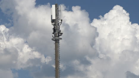 Neigung-Des-Modernen-5g-Telekommunikationsturms,-Mobilfunkantenne,-Die-An-Bewölkten-Tagen-Signalwellen-Sendet