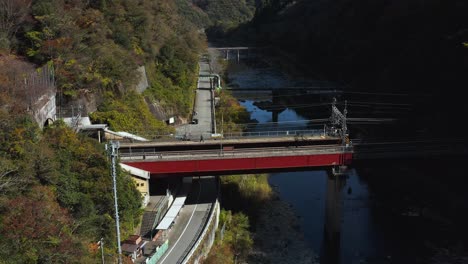 Luftaufnahme-Der-Takedao-Station-In-Den-Bergen-Japans-Im-Herbst