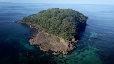 Wide-Orbit-Aerial-Around-Gorgeous-Goat-Island-Transparent-Marine-Reserve-Water-On-A-Sunny-Summer-Day,-New-Zealand