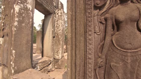 Die-Details-Bildhauerische-Figuren-Und-Alte-Drucke,-Die-Auf-Steinmauern-Im-Bayon-tempel,-Angkor-Thom,-Gemeißelt-Sind