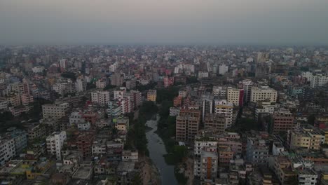 Contaminación-Del-Aire-Con-Smog-Colgando-Sobre-El-Horizonte-De-Dhaka,-Bangladesh,-Vista-De-Drones