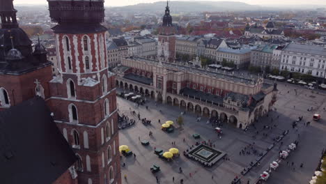 Aerial-flying-towards-Renaissance-Cloth-Hall-on-Main-Market-Square,-Krakow