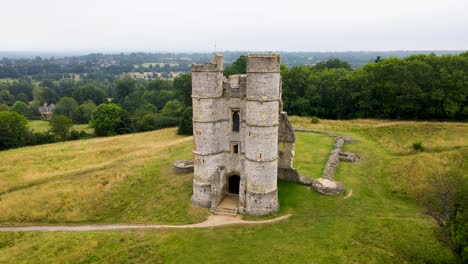 Donnington-medieval-castle-on-green-hill,-Berkshire-county,-UK