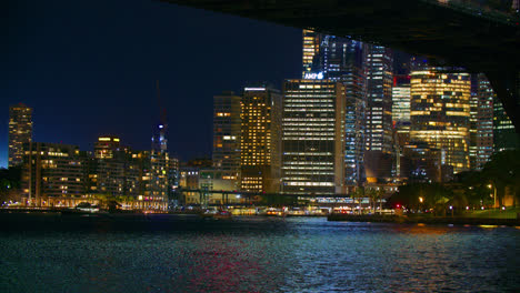 Skyline-Am-Wasser-Nachts-Beleuchtet-Von-Milsons-Point-In-Sydney,-NSW,-Australien