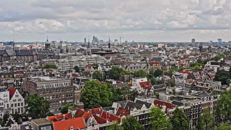 Amsterdam,-Niederlande,-Antenne,-V24,-Drohne,-überfliegen,-Berühmtes-Grachtengordel,-Kanalviertel,-Das-Reihen-Niederländischer-Stadthäuser-In-Richtung-Des-Historischen-Königspalastes-Im-Binnenstad-viertel-Einfängt---August-2021