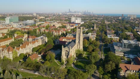 Drohne-Umkreist-Den-Campus-Der-Universität-Von-Chicago,-Die-Skyline-Der-Stadt-Im-Hintergrund