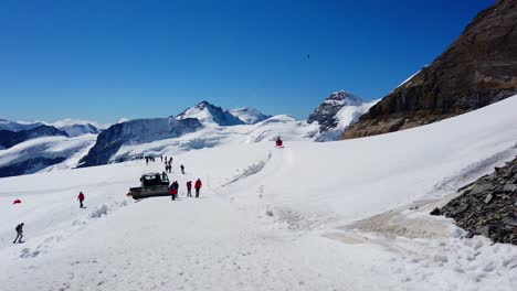 Gente-Y-Alpes-De-Montaña-En-La-Cima-De-Europa-Jungfraujoch