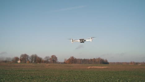 Weiße-Drohne-Fliegt-Auf-Naturhintergrund