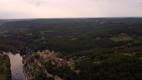 Luftaufnahme-Der-Mittelalterlichen-Steinburg-Von-Beynac-Et-cazenac,-Dorf-Im-Département-Dordogne-Im-Südwesten-Frankreichs