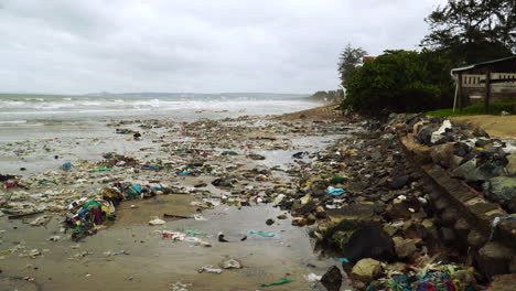 Strand,-Der-An-Einem-Düsteren,-Bewölkten-Tag-Von-Müll-Verschmutzt-Ist
