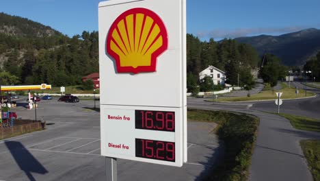 Shell-Werbetafel-Mit-Hohen-Kraftstoffpreisen-In-Norwegen---Flaa-Hallingdal-Antenne-In-Der-Nähe-Von-Straßenschild