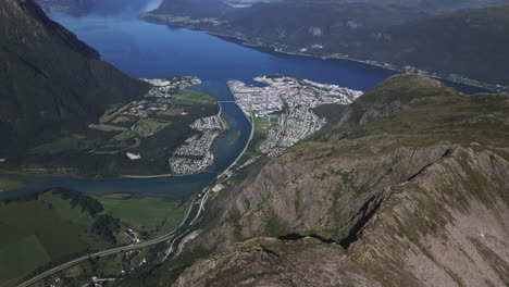 Vista-Aérea-De-La-Ciudad-De-Andalsnes-Y-El-Fiordo-De-Romsdal-Desde-La-Zona-De-Senderismo-De-Romsdalseggen-En-Rauma,-Noruega