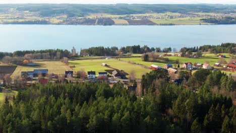 Bauernhäuser-Und-Gebäude-In-Der-Nähe-Eines-Sees-In-Der-Schwedischen-Landschaft-In-Der-Nähe-Von-Ostersund,-Schweden