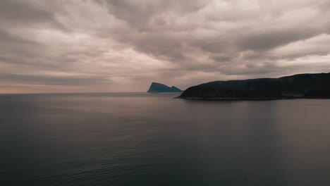 Schöne-Ruhige-Wellen-Der-Haaja-insel-In-Norwegen-Bei-Sonnenuntergang---Luft