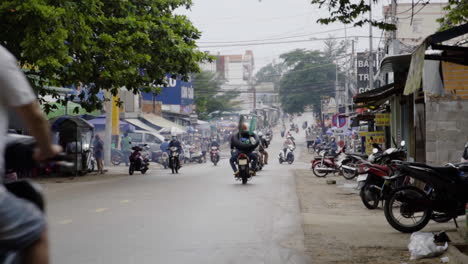 Leute,-Die-Motorroller-Auf-Stadtstraße-In-Südostasien-Fahren