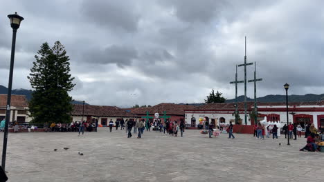 Drehansicht-Des-Hauptplatzes-Von-San-Cristobal-De-Las-Casas-In-Chiapas,-Mexiko