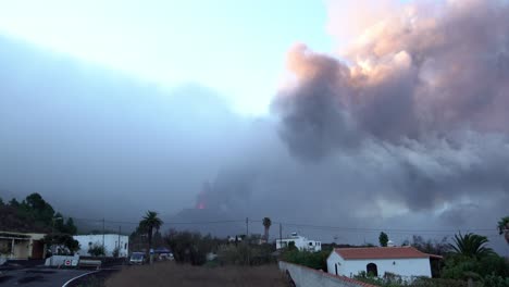 A-huge-ash-cloud-hangs-over-the-west-side-of-the-island-following-escalating-eruptions-from-the-Cumbre-Vieja-volcano-at-dawn-on-La-Palma-in-the-Canary-Islands