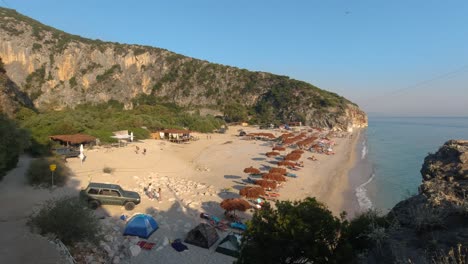 Langsamer-Schwenk-über-Den-Berühmten-Gipje-Strand-In-Albanien-Bei-Sonnenuntergang
