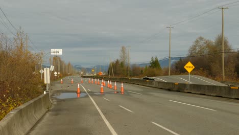 Autobahnsperrung-Wegen-Einer-überschwemmung,-Straße-In-Kanada-Mit-Verkehrszeichen-Zerstört