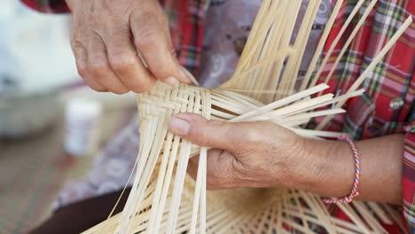 Tejido-Tradicional-De-Bambú-Tailandés,-Formando-Una-Bolsa-Con-Tiras-De-Bambú,-Artesanía-De-Bambú