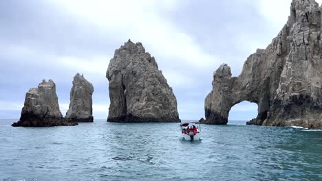 Cabo-San-Lucas-Mexico,-the-famous-arch-at-Land's-End,-seen-from-boat