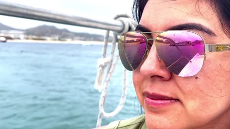 Attraktive-Frau-Mit-Reflektierender-Sonnenbrille,-Die-Eine-Bootstour-An-Einem-Tropischen-Reiseziel-Genießt