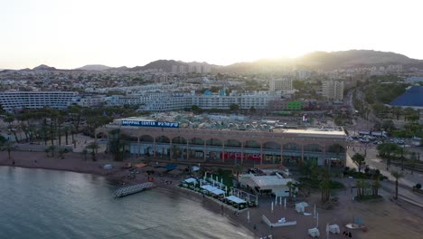 Großes-Einkaufszentrum-Im-Stadtzentrum-Von-Eilat,-Wo-Touristen-Und-Einheimische-Mit-Der-Sonne-Direkt-über-Den-Berggipfeln-Einkaufen-Müssen