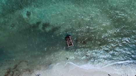 Puerto-Rico-Flamenco-Beach-Aufsteigende-Und-Sich-Drehende-Drohnenaufnahme-Von-Aufgegebenen-Panzern