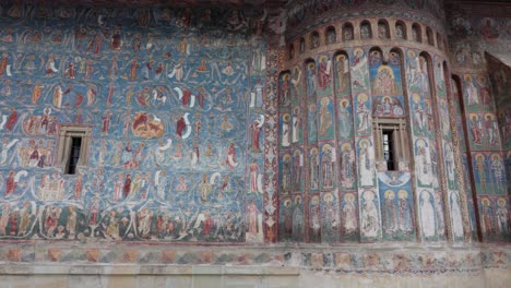 Frescos-En-El-Exterior-De-La-Iglesia-Del-Monasterio-De-Voronet-En-Rumania