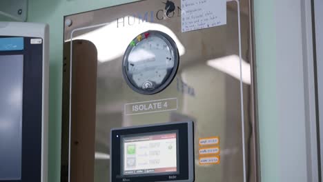 Close-Up-Footage-of-The-Negative-Pressure-Room-Monitor