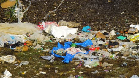 Stapel-Verschiedener-Arten-Von-Großen-Müllhalden,-Plastiktüten-Und-Deponien-Voller-Müll,-Umweltverschmutzung,-Mittlere-Aufnahme