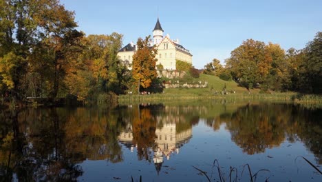 Landschaft-Mit-Dem-Alten-Renaissanceschloss-Radun-In-Der-Nähe-Der-Stadt-Opava,-Das-Sich-Im-Herbst-In-Einem-Zamecky-Rybnik-See-Widerspiegelt