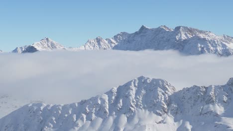 Vista-Aérea-De-Un-Valle-De-Montaña,-Cubierto-De-Niebla,-Soleado,-Día-De-Invierno-En-Austria---Pan,-Tiro-De-Drones