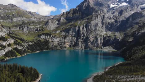 Antena:-Lago-Oeschinen-Entre-Montañas-Rocosas-En-Los-Alpes