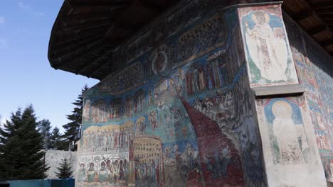 Frescoed-On-The-Exterior-Of-Voronet-Monastery-In-Suceava,-Romania