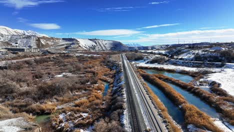 Unglaubliche-Luftaufnahme-Des-Jordan-River-Und-Der-Eisenbahn-In-Bluffdale-Utah---Lkw-Rechts-Und-Schwenkbewegung
