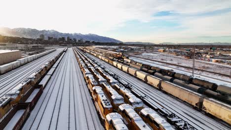 Unglaubliche-Antenne-Entlang-Der-Eisenbahnen-In-North-Salt-Lake-Utah---Aufnahme-Einer-Seitlichen-Vorwärtsbewegung