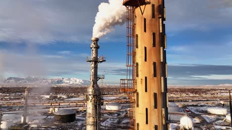 Toma-De-Revelación-Aérea-De-La-Torre-De-Destilación-En-La-Refinería-En-El-Lago-Salado-Del-Norte-De-Utah
