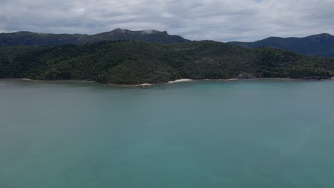 Hill-Inlet-Calm-Blue-Waters-With-Panorama-Of-Whitsunday-Islands-National-Park-in-QLD,-Australia
