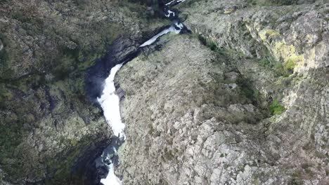 Blick-Auf-Einen-Riesigen-Wasserfall-Inmitten-Der-Berge-In-Mondim-De-Basto,-Portugal