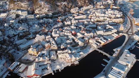 Fliegen-über-Schneebedeckte-Häuser-Und-Gebäude-In-Der-Stadt-Kragero,-Norwegen---Drohnenaufnahme