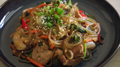 Japchae-Oder-Gebratene-Koreanische-Fadennudeln-Mit-Gemüse-Und-Schweinefleisch,-Garniert-Mit-Weißem-Sesam---Traditioneller-Koreanischer-Essensstil