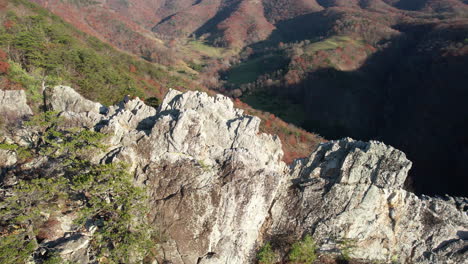 Luftaufnahme-Des-Mannes-Auf-Einer-Steilen-Felsformation,-Seneca-Rocks,-West-Virginia-Usa-An-Einem-Sonnigen-Herbsttag,-Drohne-Erschossen