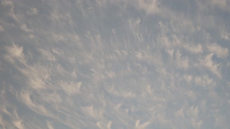 Nubes-Anaranjadas,-Esparcidas-Durante-La-Puesta-De-Sol